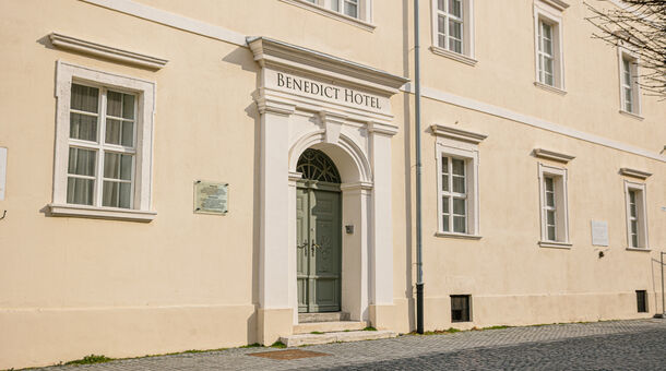 Hotel Benedict