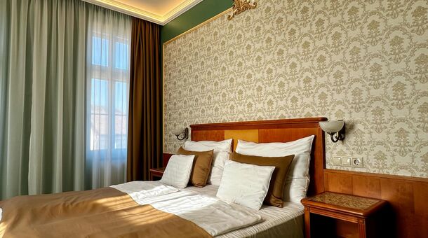 Elizabeth Hotel****