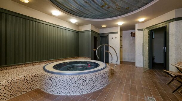 Barka Galéria Hotel és Étterem