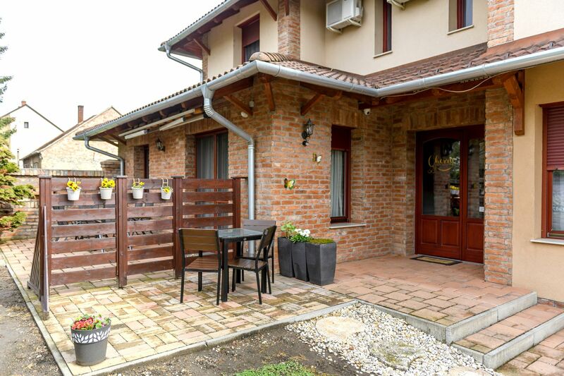 Cherry Apartmanház