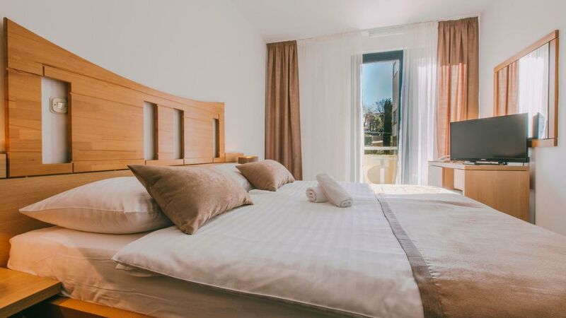 Kétágyas pótágyazható, superior parkra néző, balkonos szoba