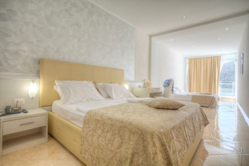 2+2 ágyas tenger oldali balkonos szoba