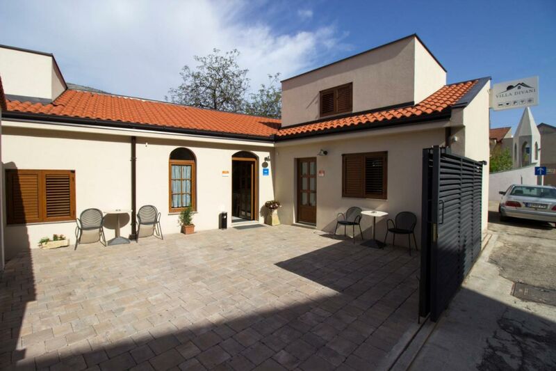 Villa Divani***