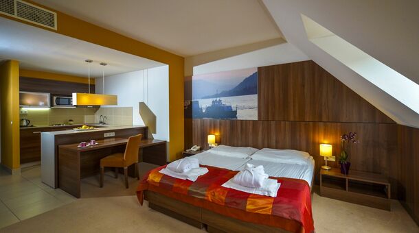 Royal Club Hotel****