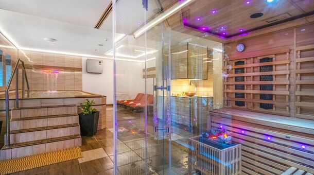 Royal Club Hotel****