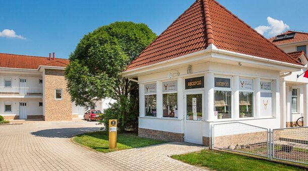 Aranyszarvas Panzió****, Étterem és Grillterasz