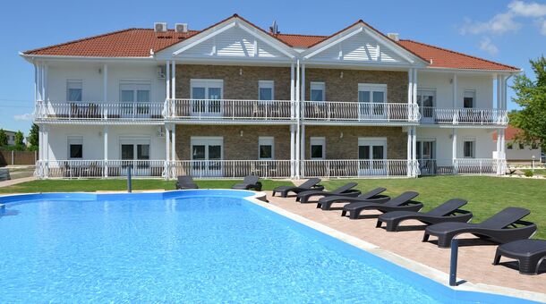 Aranyszarvas Panzió****, Étterem és Grillterasz