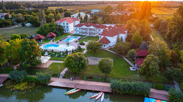 Aranyszarvas Panzió****, Étterem és Grillterasz