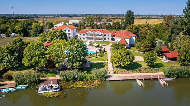 Aranyszarvas Panzió****, Étterem és Grillterasz