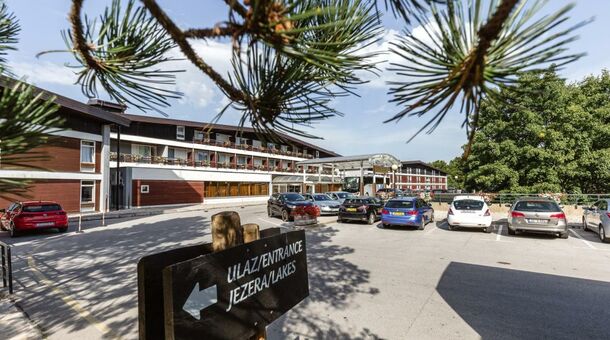 Pihenés a Plitvicei-tavaknál!