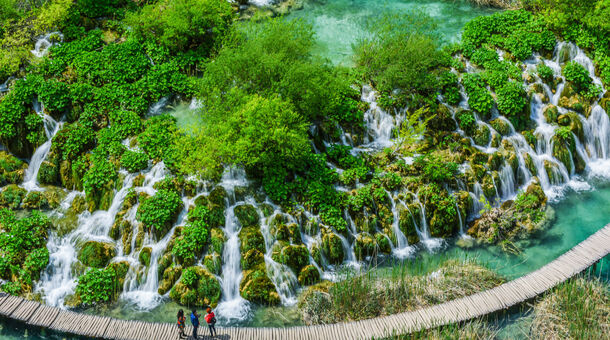 Pihenés a Plitvicei-tavaknál!