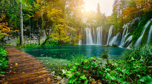 Pihenés a Plitvicei-tavaknál!