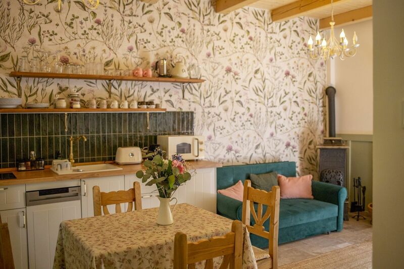 Chillinn Rosé Cottage