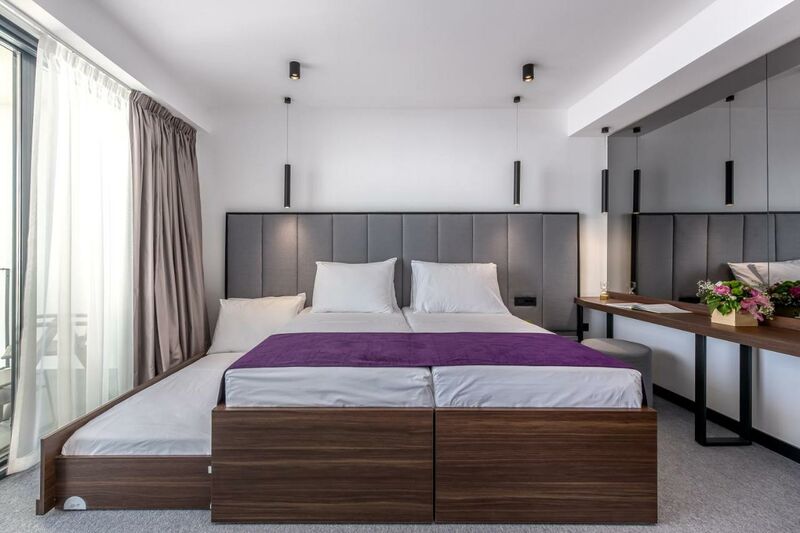 Kétágyas pótágyazható főépületi superior tengerre néző balkonos szoba