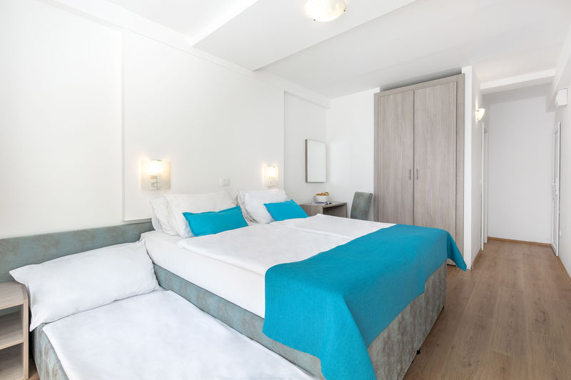 Melléképületi kétágyas pótágyazható standard tenger oldali balkonos szoba