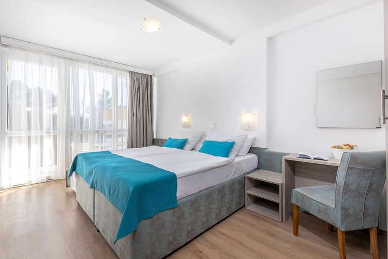 Melléképületi kétágyas pótágyazható standard tenger oldali balkonos szoba