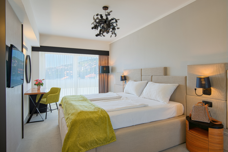 Kétágyas főépületi standard francia balkonos szoba