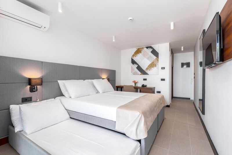 2+2 ágyas melléképületi standard tenger oldali balkonos szoba