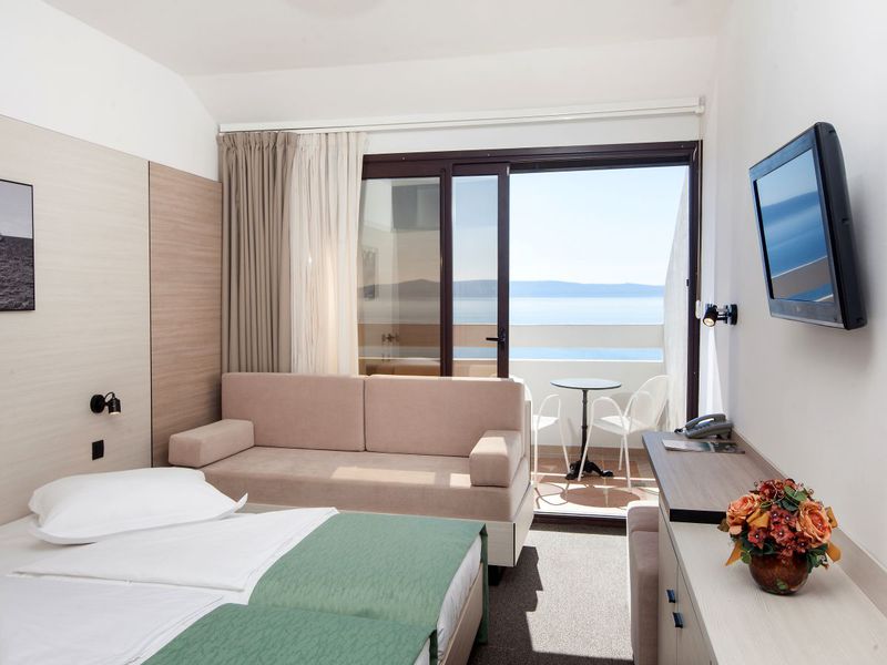 2+1 ágyas balkonos tenger oldali légkondicionált szoba