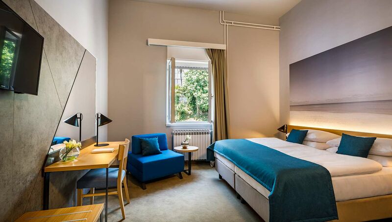 Kétágyas standard utcára néző szoba