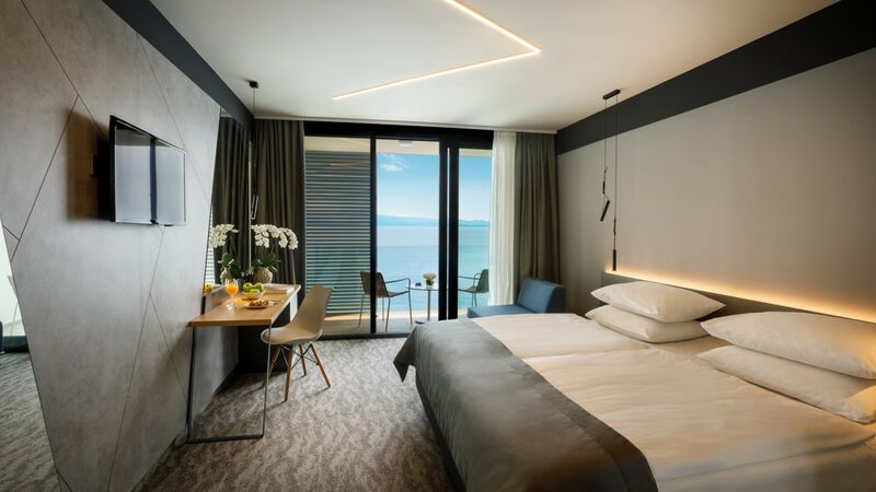 Kétágyas superior tenger oldali balkonos szoba