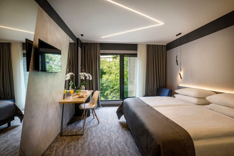 2+1 ágyas superior utcára néző szoba