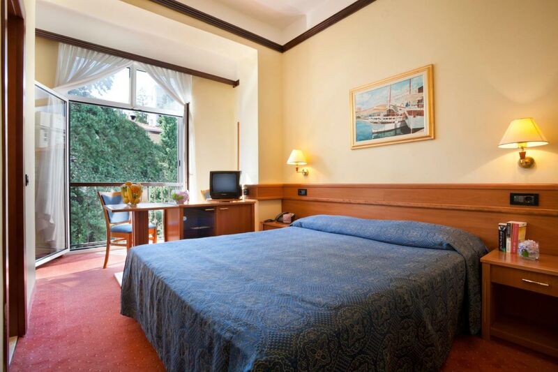 Kétágyas superior utcára néző szoba