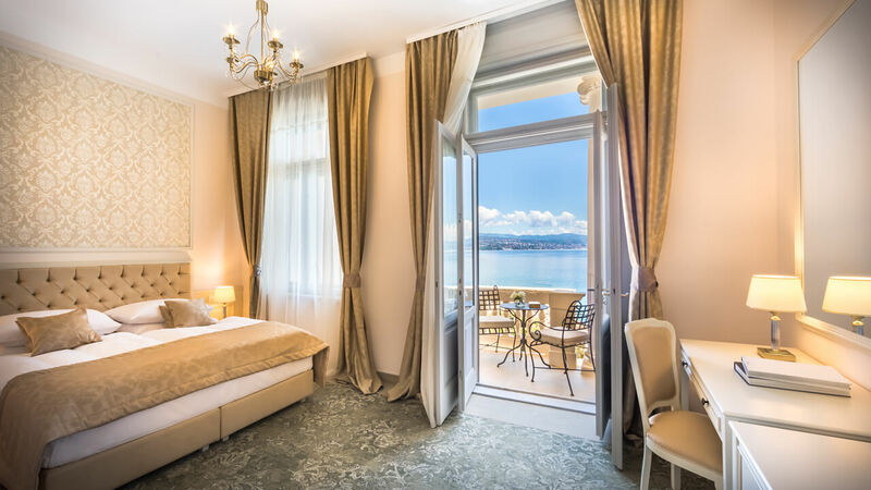 Kétágyas superior tenger oldali balkonos szoba