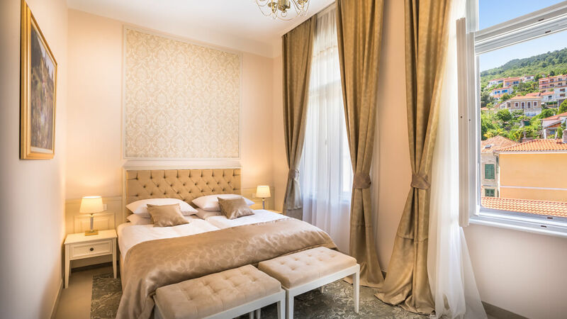 Kétágyas superior utcára néző balkon nélküli szoba