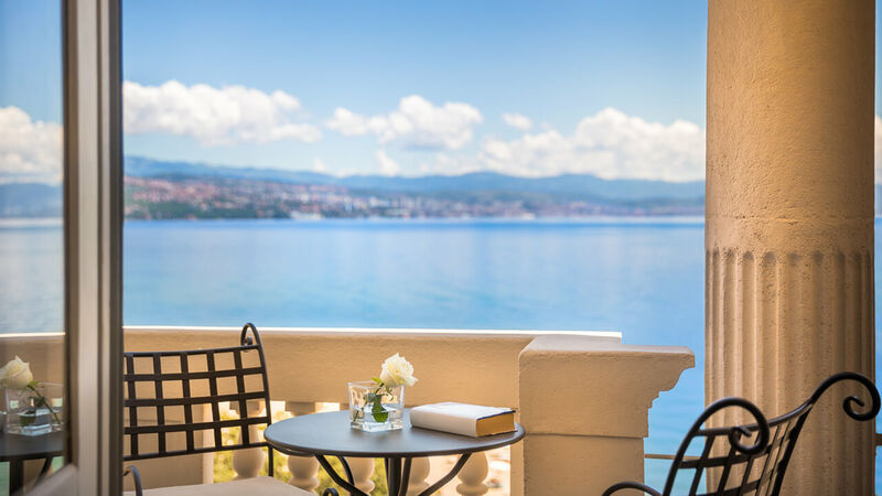 Kétágyas superior tenger oldali balkonos szoba