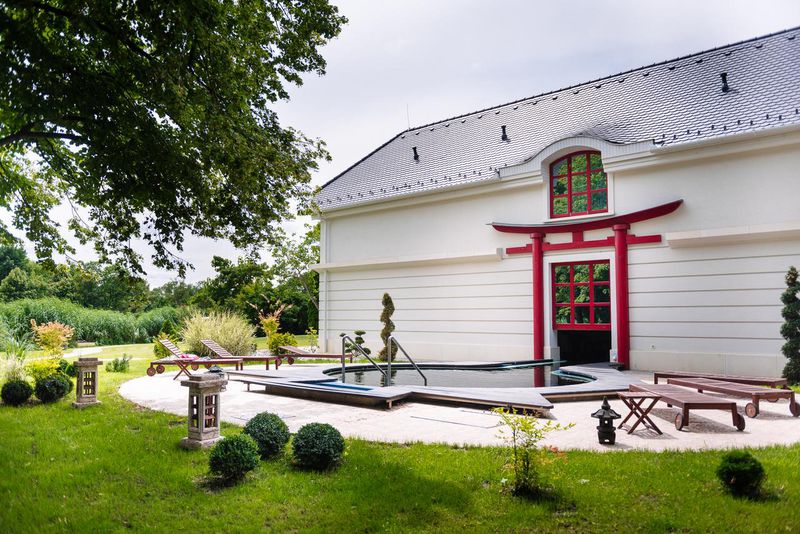 Kültéri gyógymedence japán kerttel, pagoda