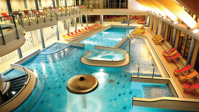 Fedett élménymedence