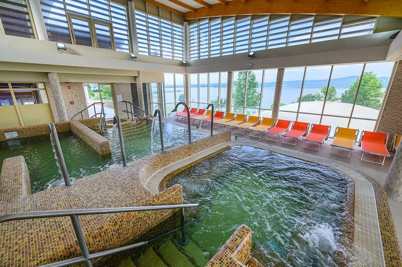 Fedett élménymedence