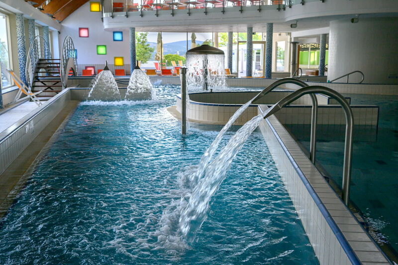 Fedett élménymedence