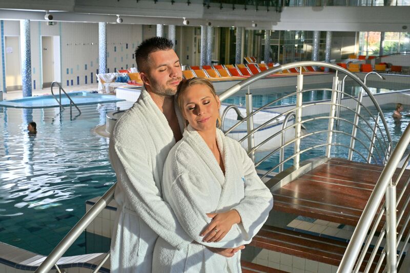 Fedett élménymedence