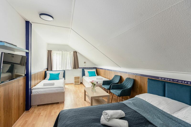 Emeleti három- és négyágyas szoba