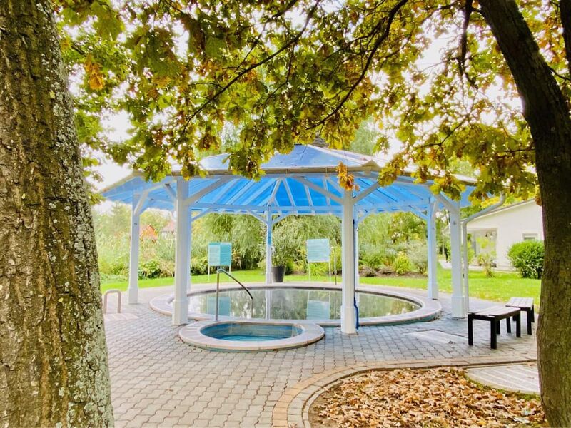 Kültéri fedett gyógymedence