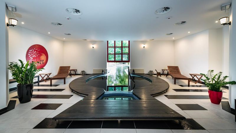 Belső gyógymedence kiúszóval