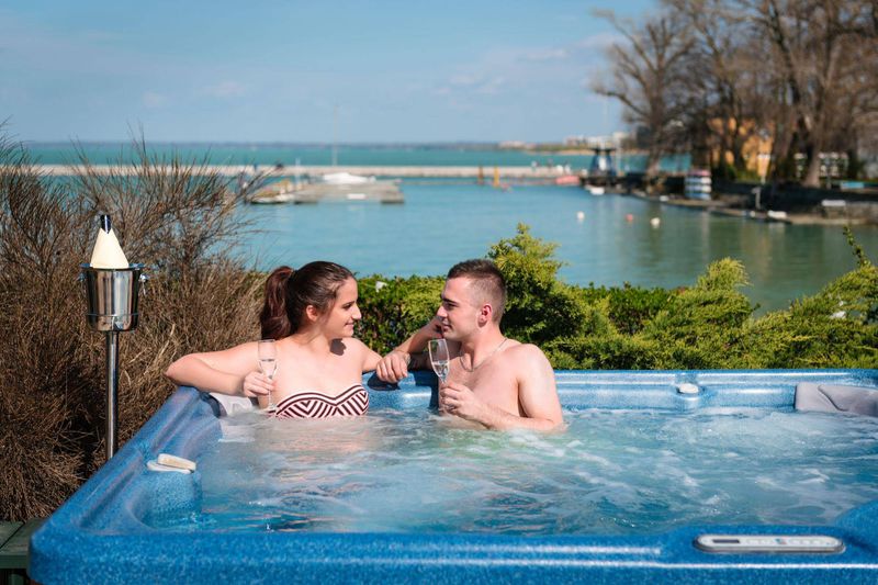 Kültéri jacuzzi panorámával