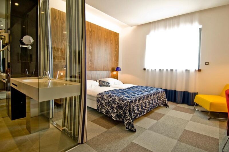 Kétágyas superior utcára néző szoba