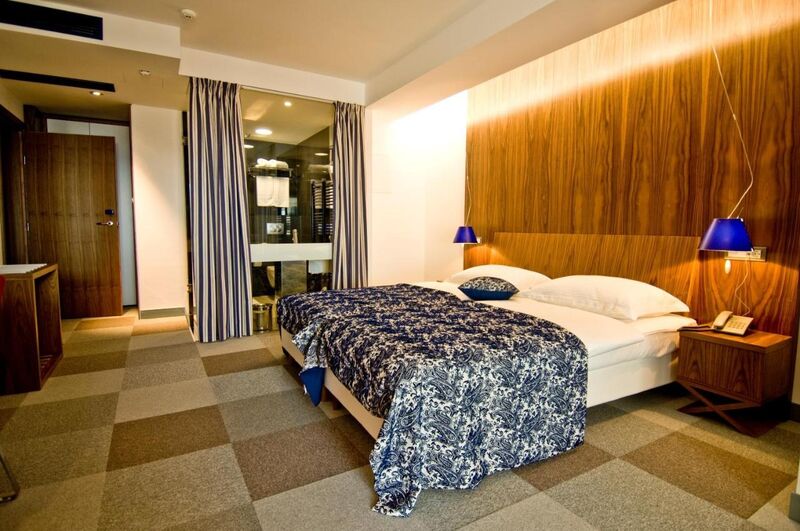 Kétágyas superior utcára néző szoba