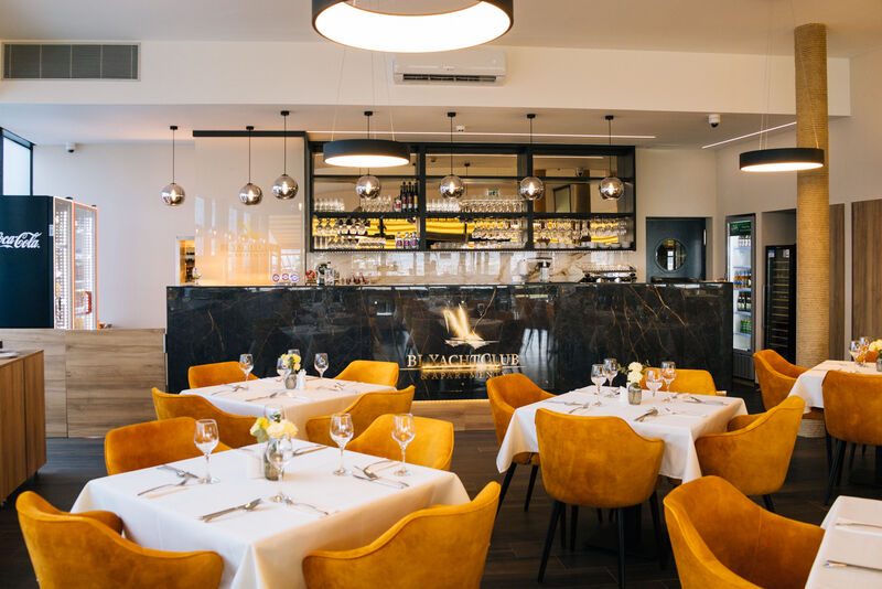 BL YachtClub & Apartments étterem