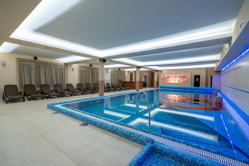 Fűtött beltéri élménymedence