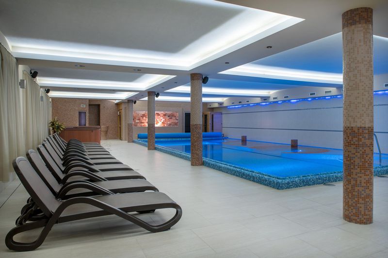 Fűtött beltéri élménymedence