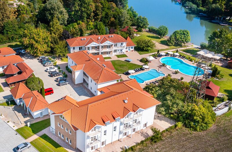 Aranyszarvas Panzió****, Étterem és Grillterasz