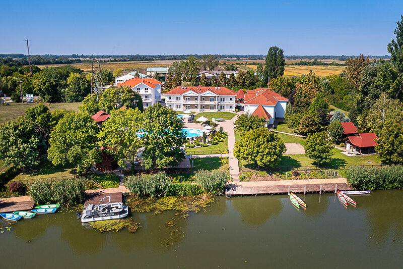 Aranyszarvas Panzió****, Étterem és Grillterasz