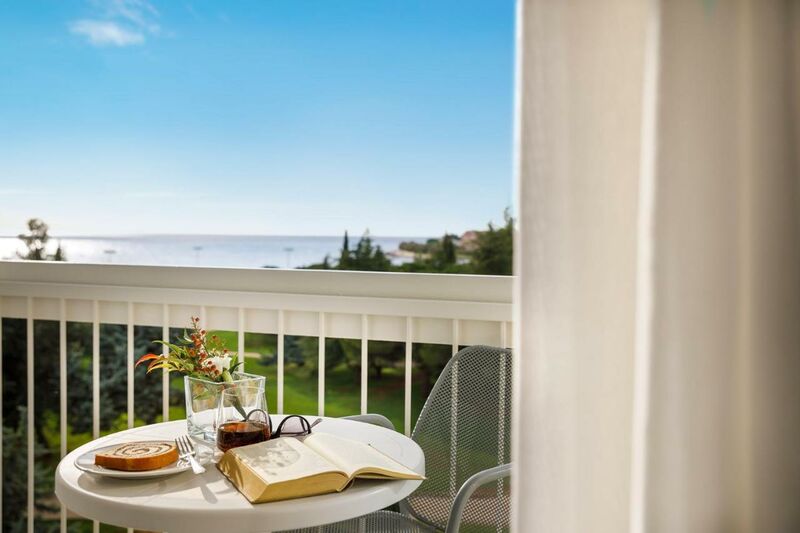 Kétágyas pótágyazható tenger oldali balkonos szoba