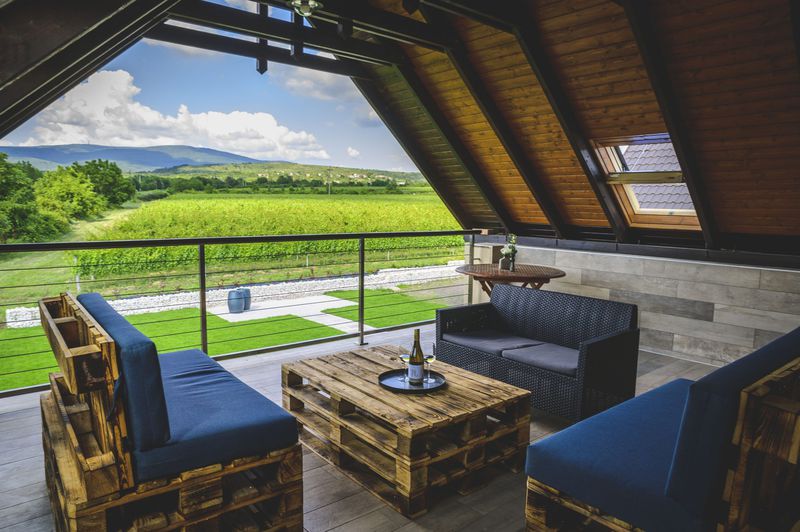 Borterasz mátrai panorámával